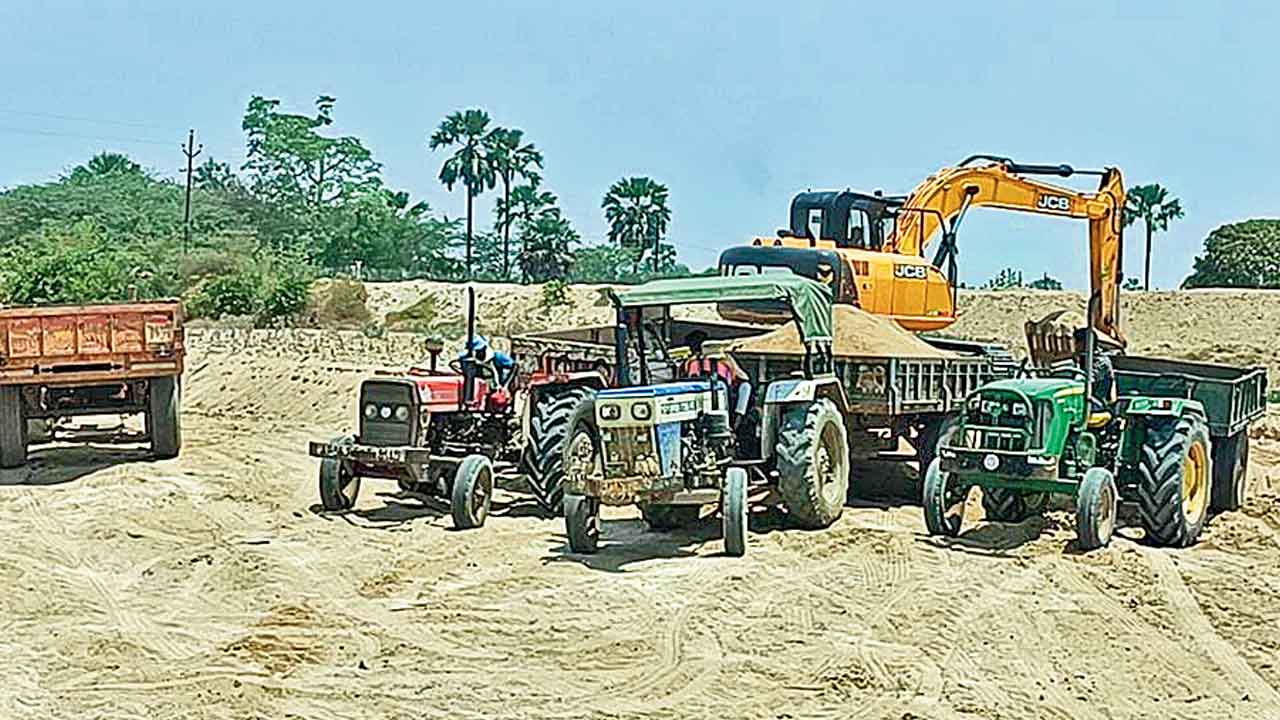 ఇష్టారాజ్యంగా ఇసుక దందా