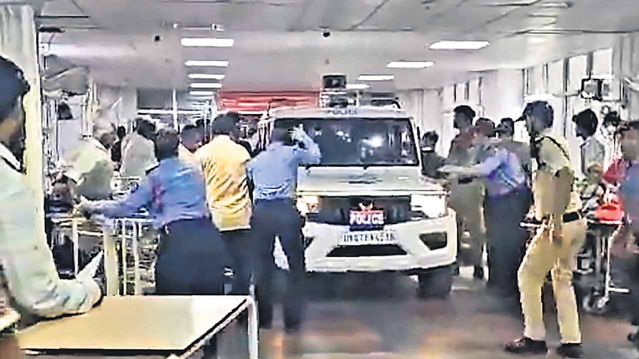 నాలుగో అంతస్థులోకి పోలీస్‌ జీప్‌