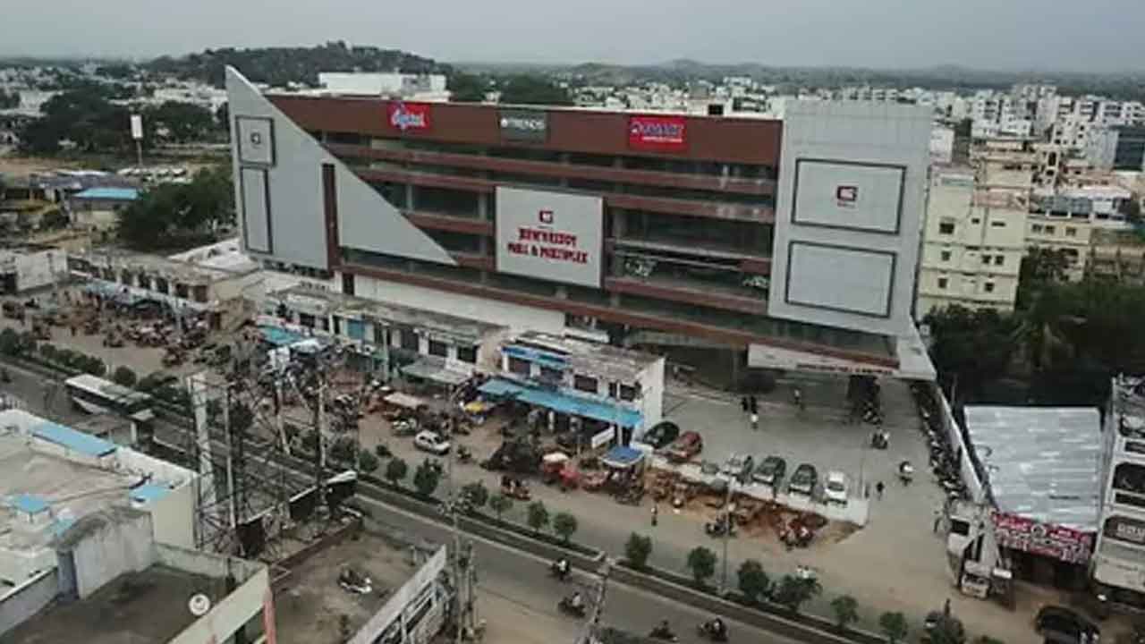 జీవన్‌రెడ్డి మాల్‌ను స్వాధీనం చేసుకున్న ఆర్టీసీ