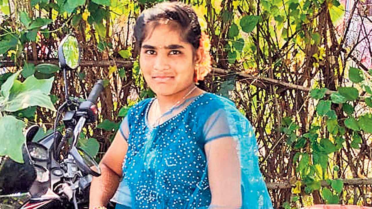 Bhadrachalam | భద్రాచలంలో నర్సింగ్ విద్యార్థిని మృతి.. ఎమ్మెల్యేను నిలదీసిన విద్యార్థి సంఘాలు