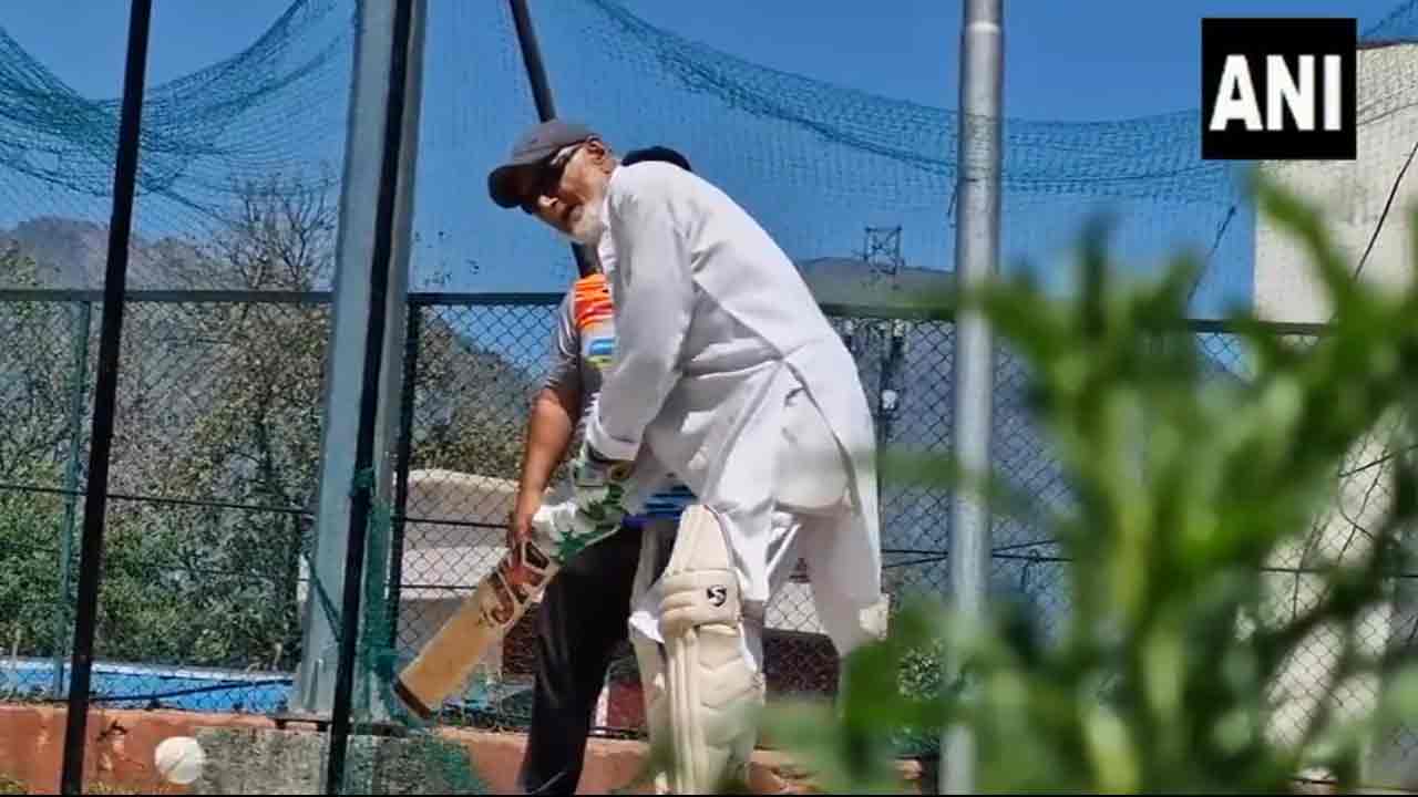 Kashmir Cricketer: హుషారుగా క్రికెట్ ఆడుతున్న 102 ఏళ్ల క‌శ్మీరీ తాత‌య్య‌.. వీడియో