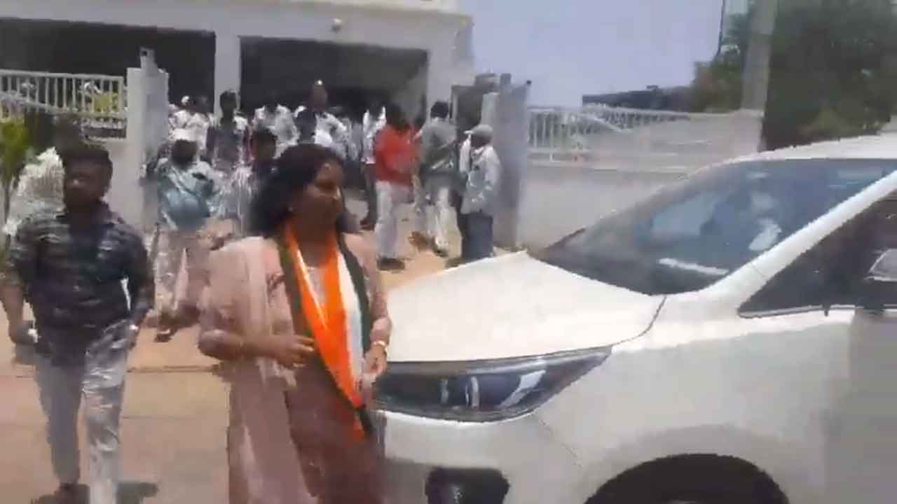 Warangal | వరంగల్‌ కాంగ్రెస్‌లో కుమ్ములాటలు.. కడియం కావ్య ముందే కొట్టుకున్న కార్యకర్తలు