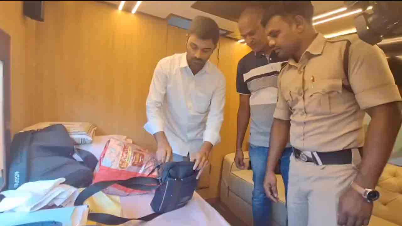 KCR | జ‌గిత్యాల‌లో కేసీఆర్ బ‌స్సును తనిఖీ చేసిన ఎన్నిక‌ల అధికారులు