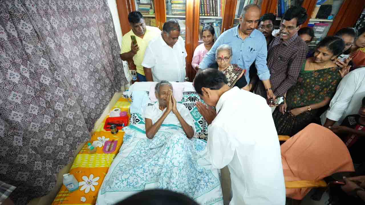 KCR | జ‌గిత్యాల‌లో గురువు జైషెట్టి ర‌మ‌ణ‌య్య ఇంటికి వెళ్లిన కేసీఆర్