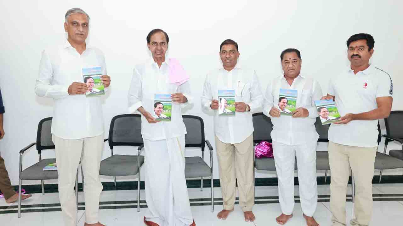 KCR | తెలంగాణ‌లో యుద్ధం మిగిలే ఉన్నది.. భూమి పుత్రుడు పుస్తకం ఆవిష్కరణలో కేసీఆర్ కీల‌క వ్యాఖ్య‌లు