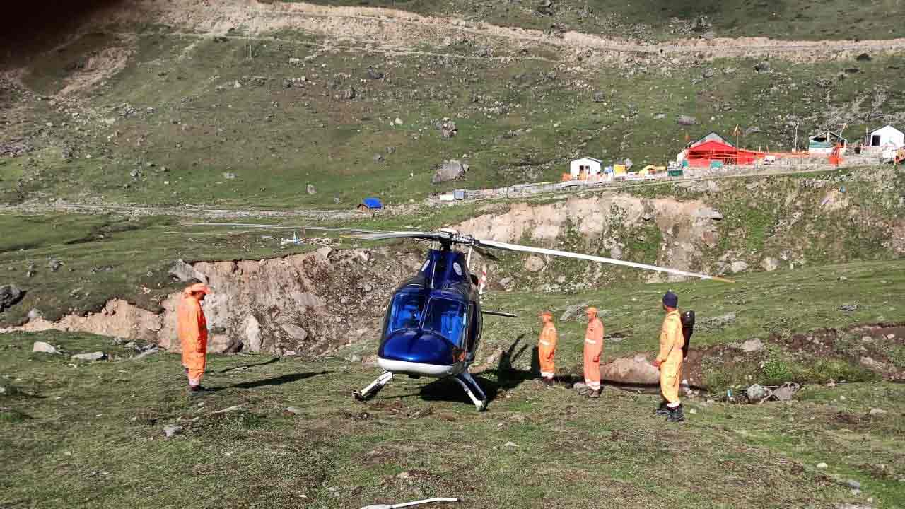 Kedarnath: హెలికాప్ట‌ర్ ఎమ‌ర్జెన్సీ ల్యాండింగ్.. పైలట్‌ అప్రమత్తతతో తప్పిన ప్రమాదం.. వీడియో