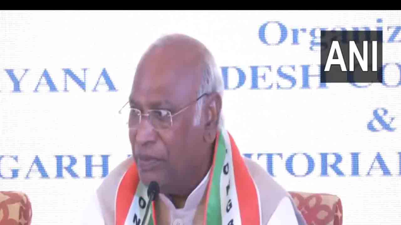 Loksabha Elections 2024 | చేసిన ప‌నుల ఊసెత్త‌కుండా కాంగ్రెస్‌ను తిట్ట‌డ‌మే ప‌నిగా పెట్టుకున్నారు : మోదీపై ఖ‌ర్గే ఫైర్‌