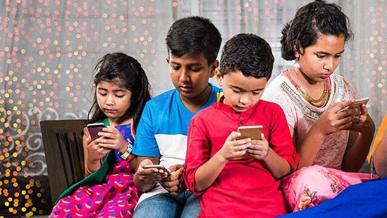 పిల్లలు స్క్రీన్‌కు అతుక్కు పోతున్నారు
