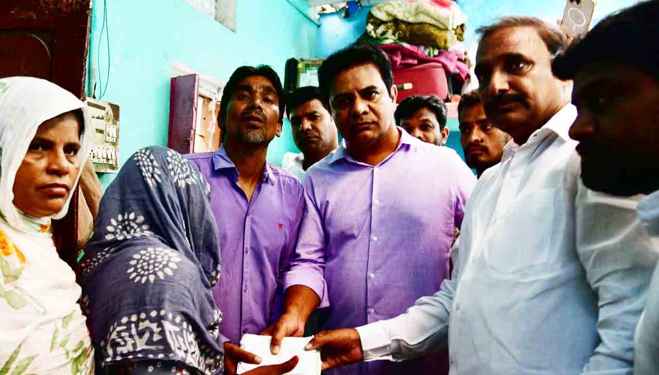 KTR | హ‌ఫీజ్‌పేట్‌లో స‌మ‌ద్ కుటుంబాన్ని ప‌రామ‌ర్శించిన కేటీఆర్