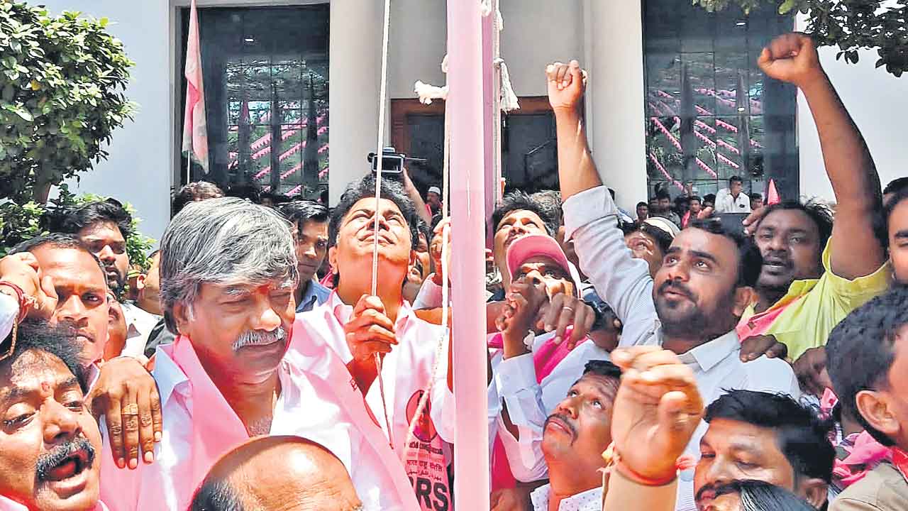 కేసీఆర్‌ ఆనవాళ్లు చెరిపేయడం రేవంత్‌ జేజమ్మ తరం కాదు