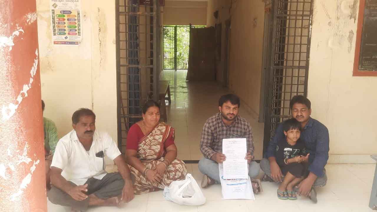 Land disputes | అక్రమ రిజిస్ట్రేషన్‌పై తహసీల్దార్‌ కార్యాలయం ఎదుట ధర్నా