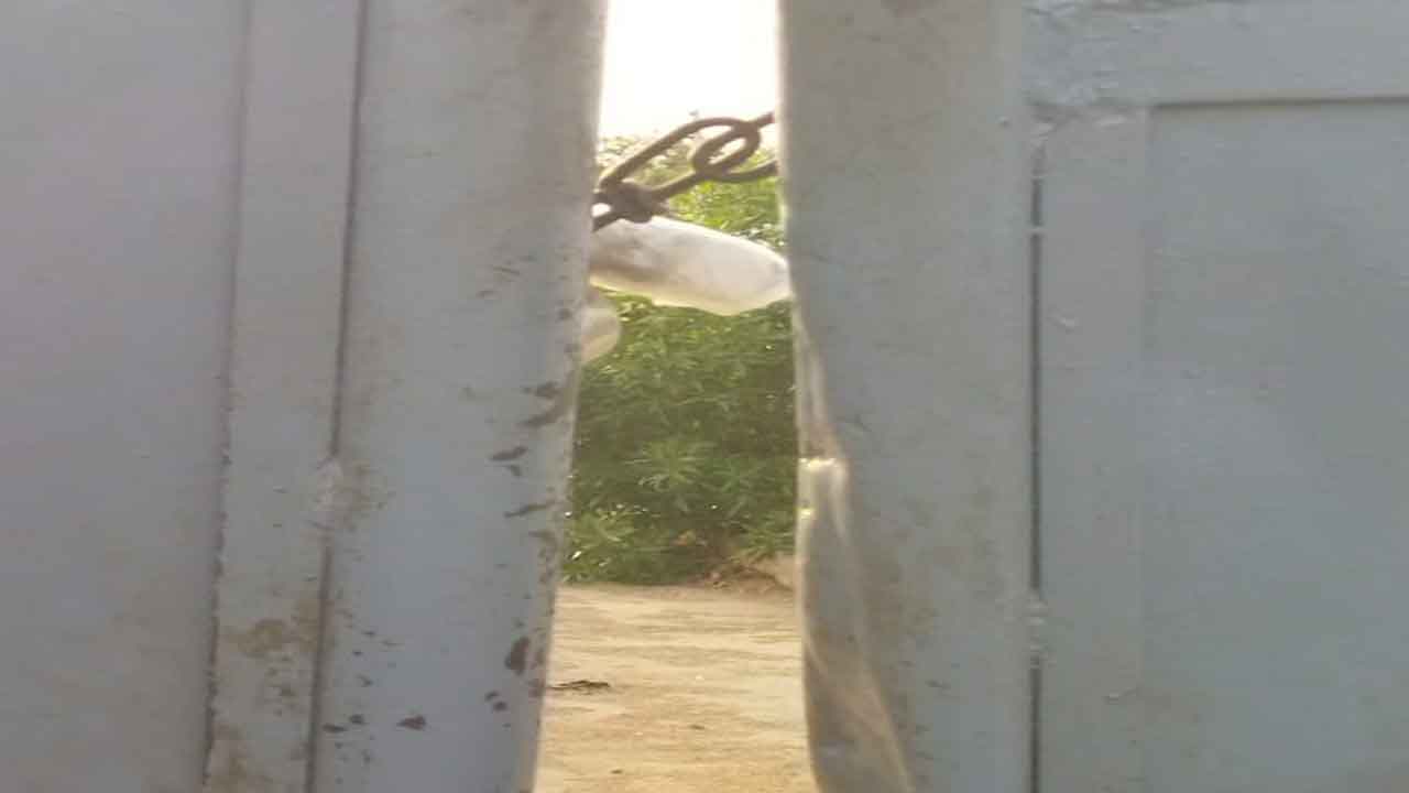 రెండు రైస్‌ మిల్లులకు తాళం