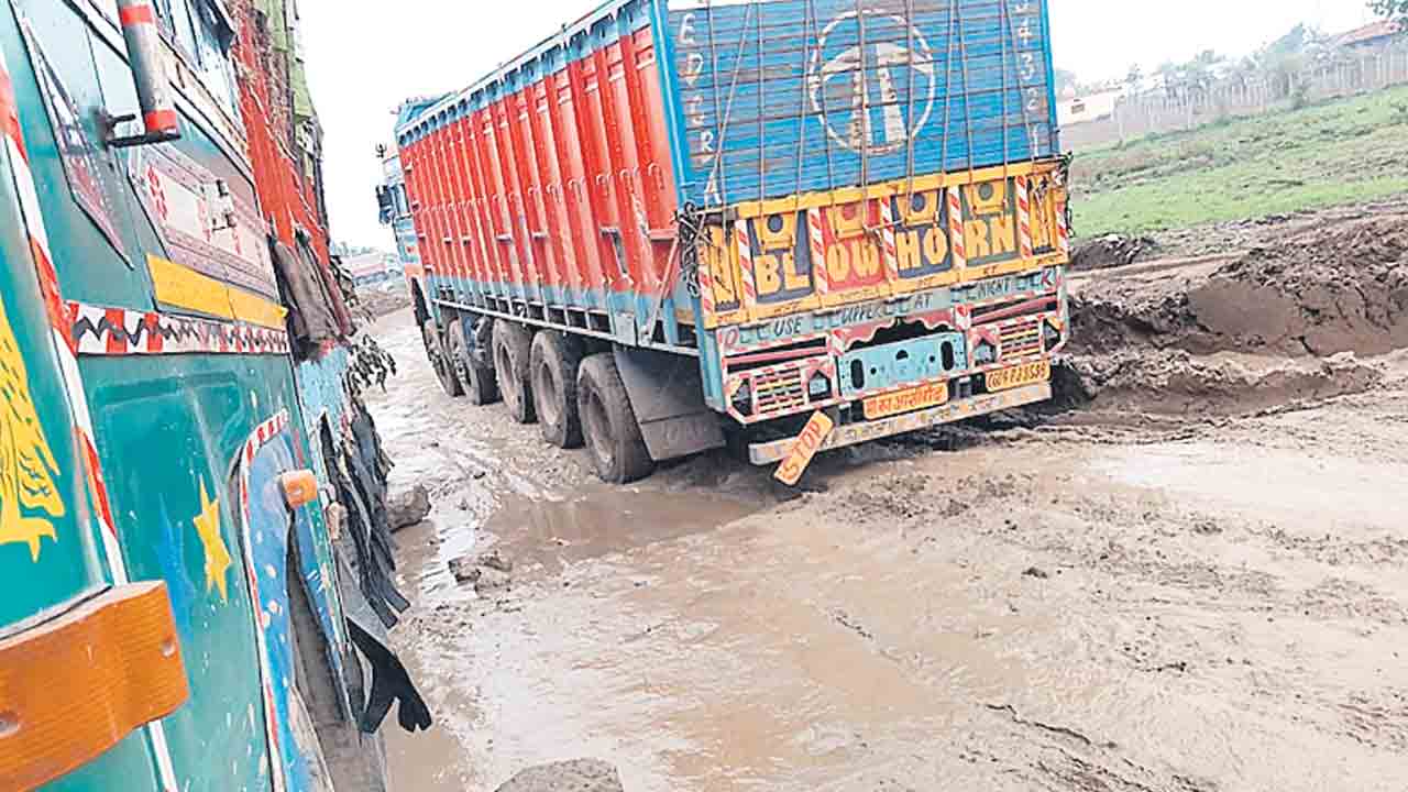 బురదలో దిగబడ్డ లారీ..