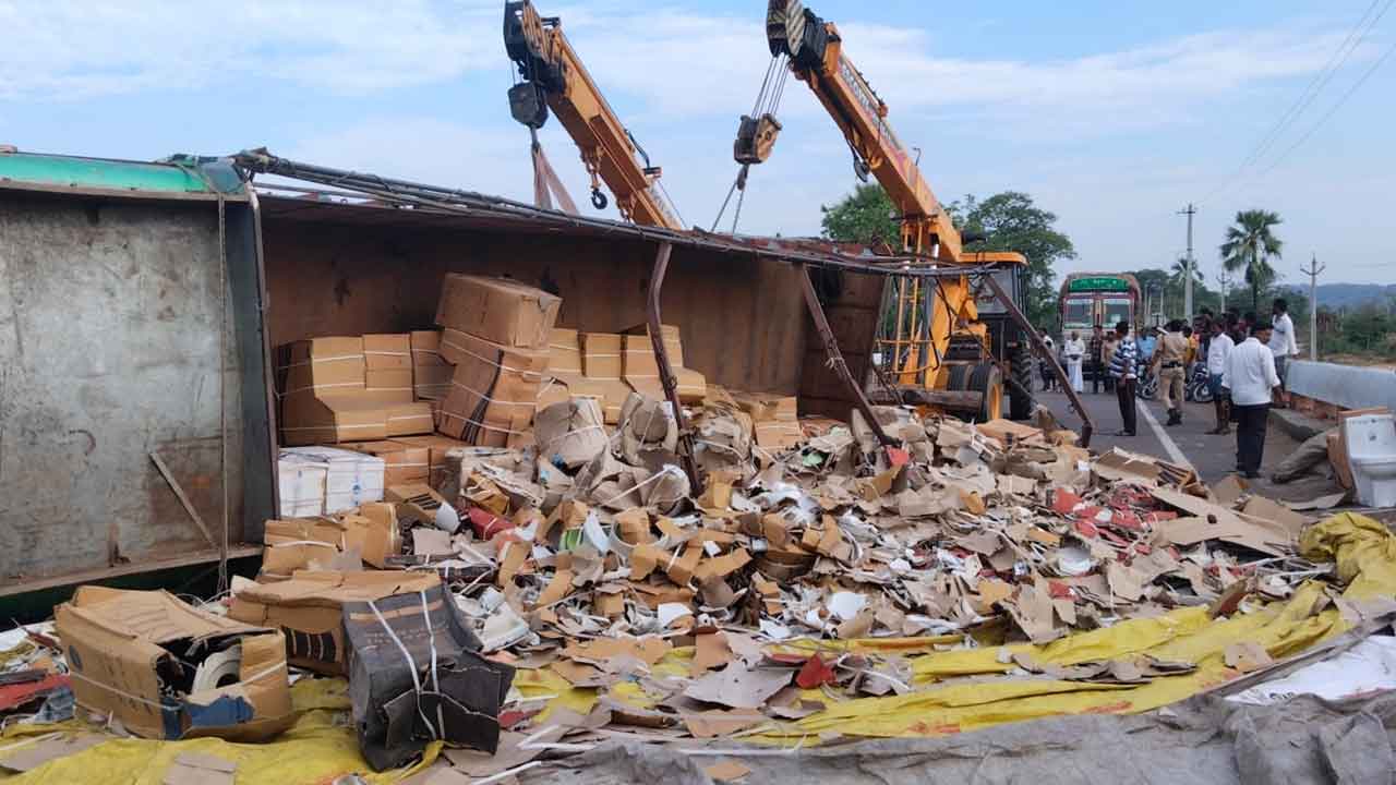 Road accident | జగిత్యాల జిల్లాలో రెండు లారీలు ఢీ.. ఒకరు మృతి, భారీగా ట్రాఫిక్‌ జాం