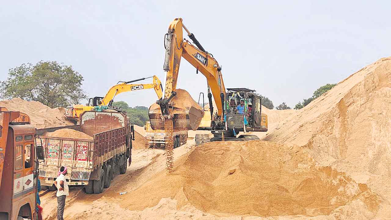 మానేరులో ఇసుక తవ్వకాలు చట్ట విరుద్ధం