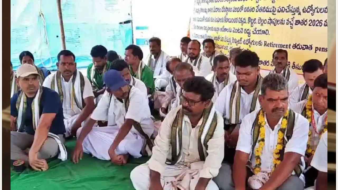 మేడారంలో పూజారుల నిరసన