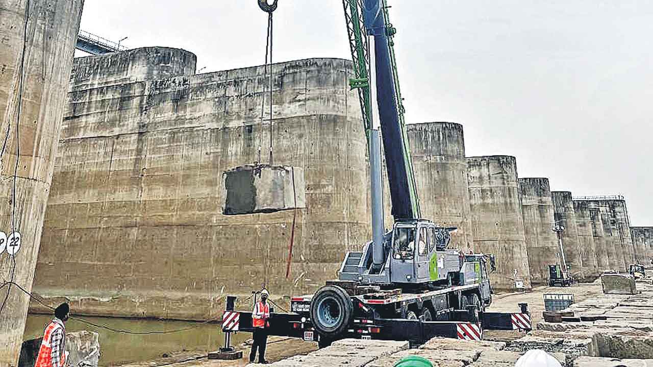మేడిగడ్డలో కొనసాగుతున్న మరమ్మతులు