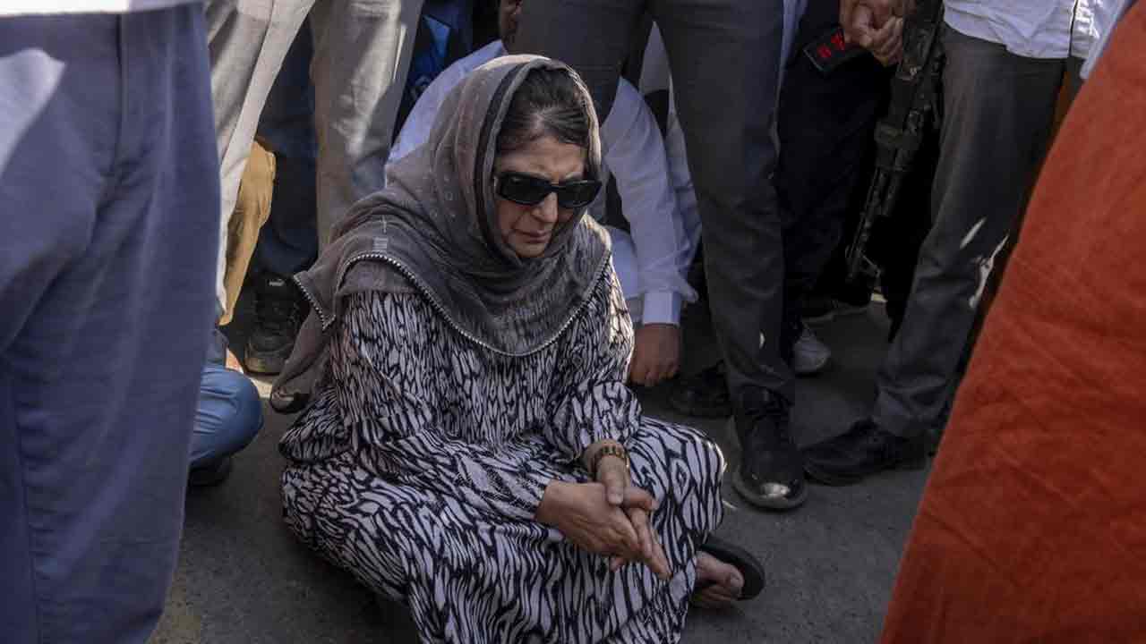 Mehbooba Mufti: ఓట్లు వేయ‌కుండా పీడీపీ కార్య‌క‌ర్త‌ల‌ను అరెస్టు చేస్తున్నారు :  మెహ‌బూబా ముఫ్తీ