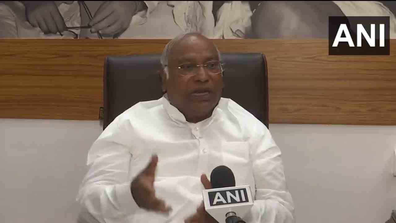 Mallikarjun Kharge | గాడ్సేను ప్రేమించే మోదీ గాంధీ కోసం ఏమీ చేయ‌లేదు : మ‌ల్లికార్జున్ ఖ‌ర్గే