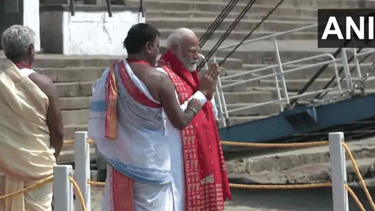 PM Modi: ద‌శాశ్వ‌మేథ ఘాట్‌లో ప్ర‌ధాని మోదీ పూజ‌లు.. వీడియో