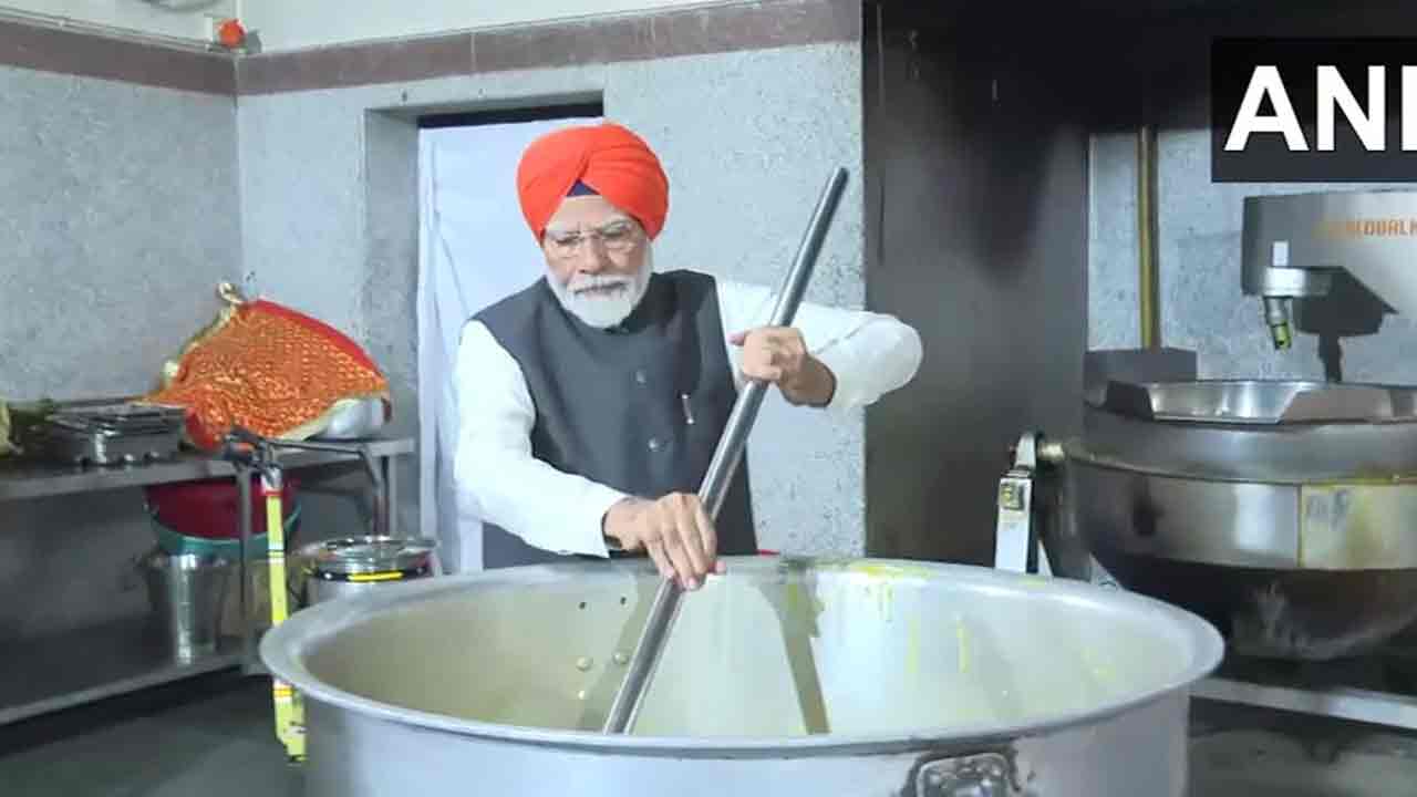 PM Modi: పాట్నా గురుద్వారాకు మోదీ.. లంగ‌ర్ స‌ర్వ్ చేసిన ప్ర‌ధాని.. వీడియో