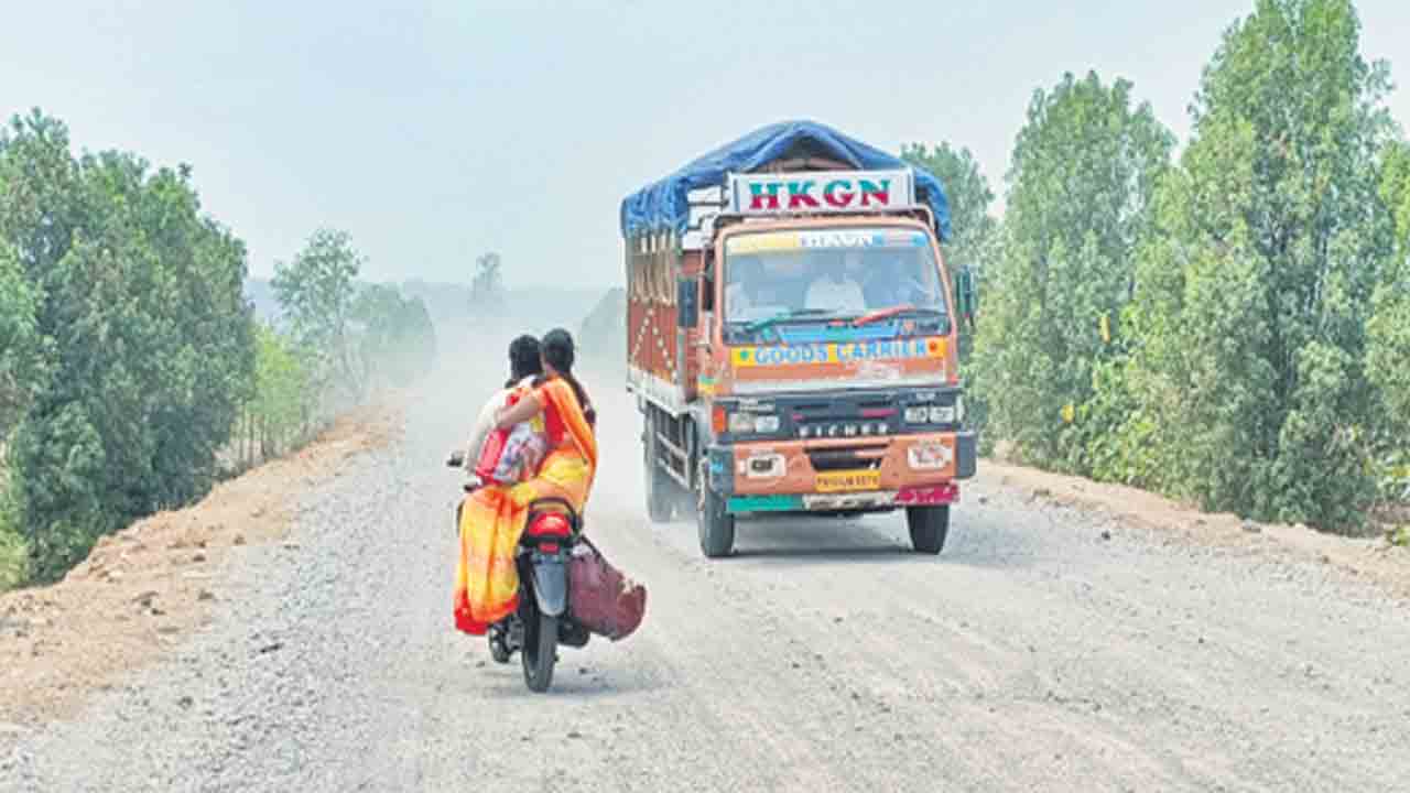 కంకర వేశారు.. తారు మరిచారు