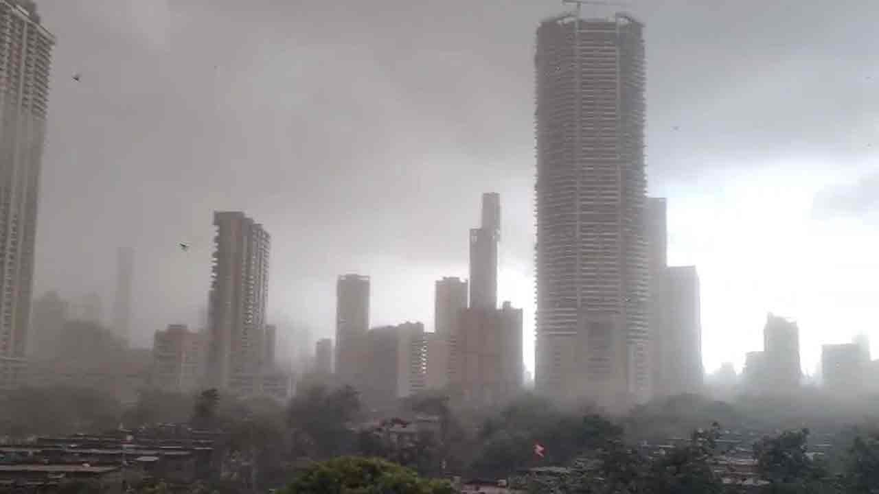 Dust Storm: ముంబైలో దుమ్ము తుఫాన్.. నగరాన్ని తాకిన తొలి చినుకు