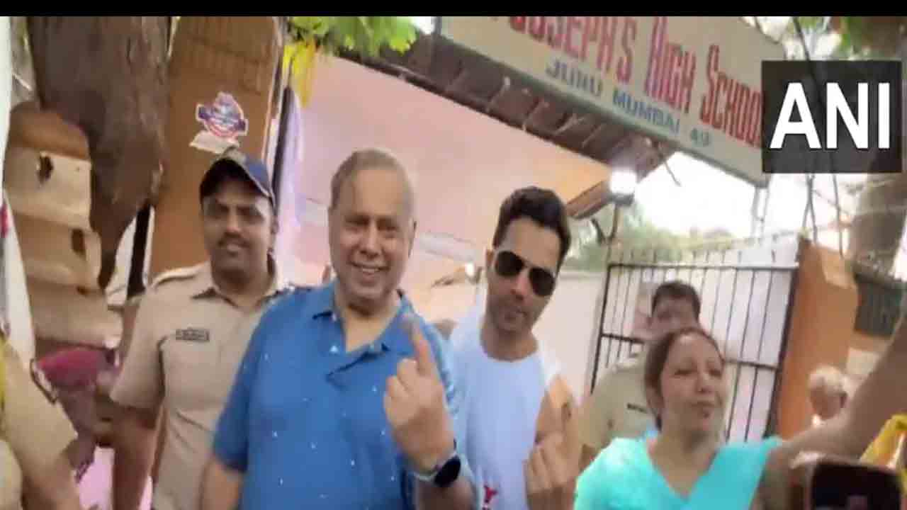 Loksabha Elections 2024 | ఓటు హ‌క్కు వినియోగించుకున్న న‌టుడు వ‌రుణ్ ధావ‌న్‌