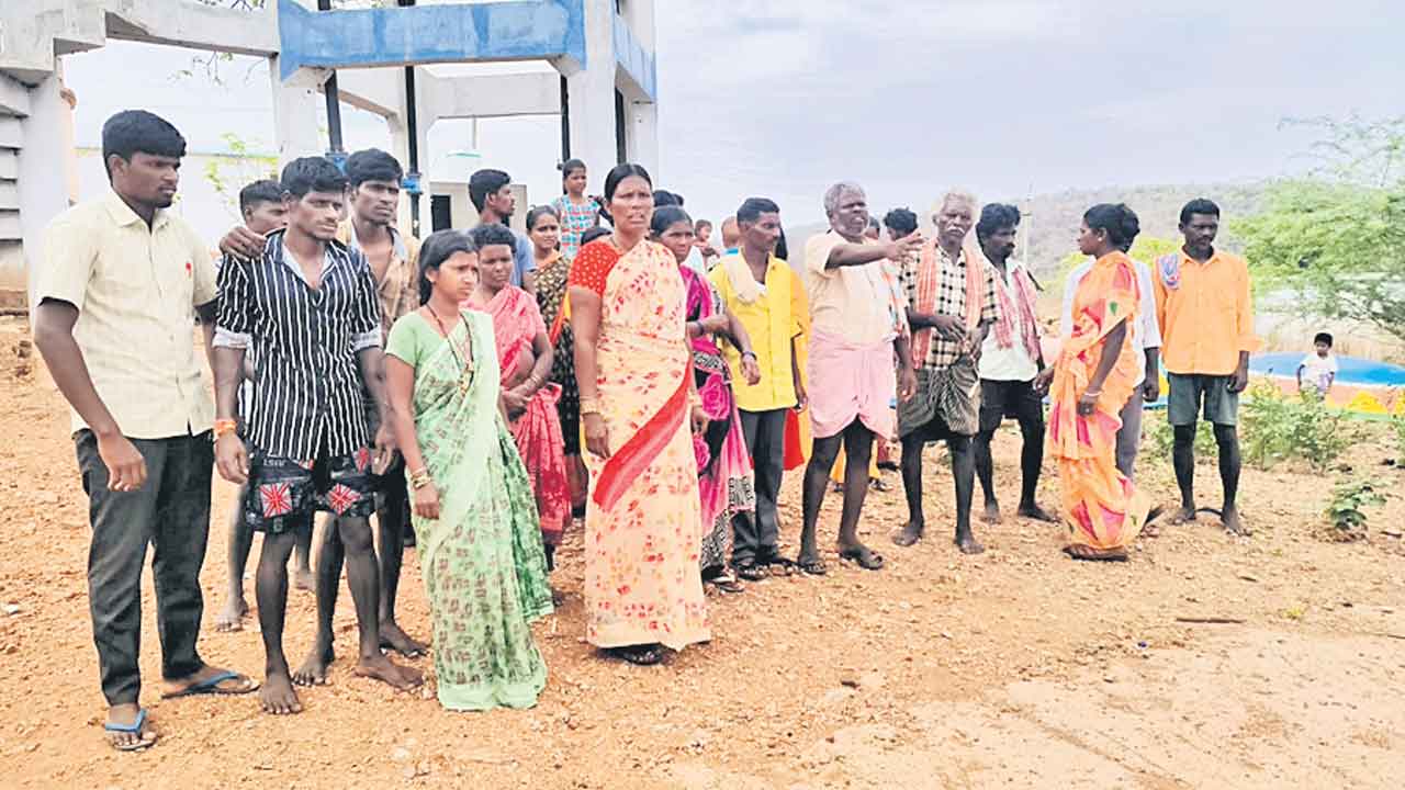 కరెంటిస్తేనే పోలింగ్.. 2గంటలు నిలిచిన పోలింగ్