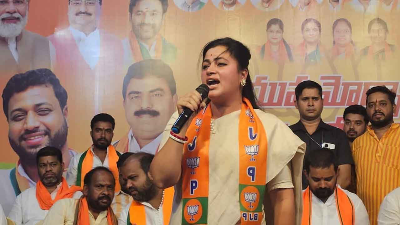 బీజేపీ ఎంపీ నవనీత్‌ కౌర్‌పై కేసు నమోదు