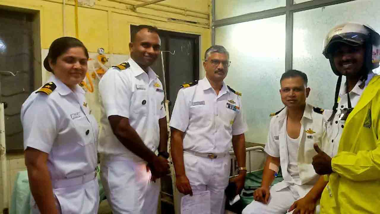 బిజీ బ్రిడ్జిపై నావికా ద‌ళ అధికారికి గుండెపోటు : ట్రాఫిక్ కానిస్టేబుల్ చొర‌వ‌తో నిలిచిన ప్రాణం