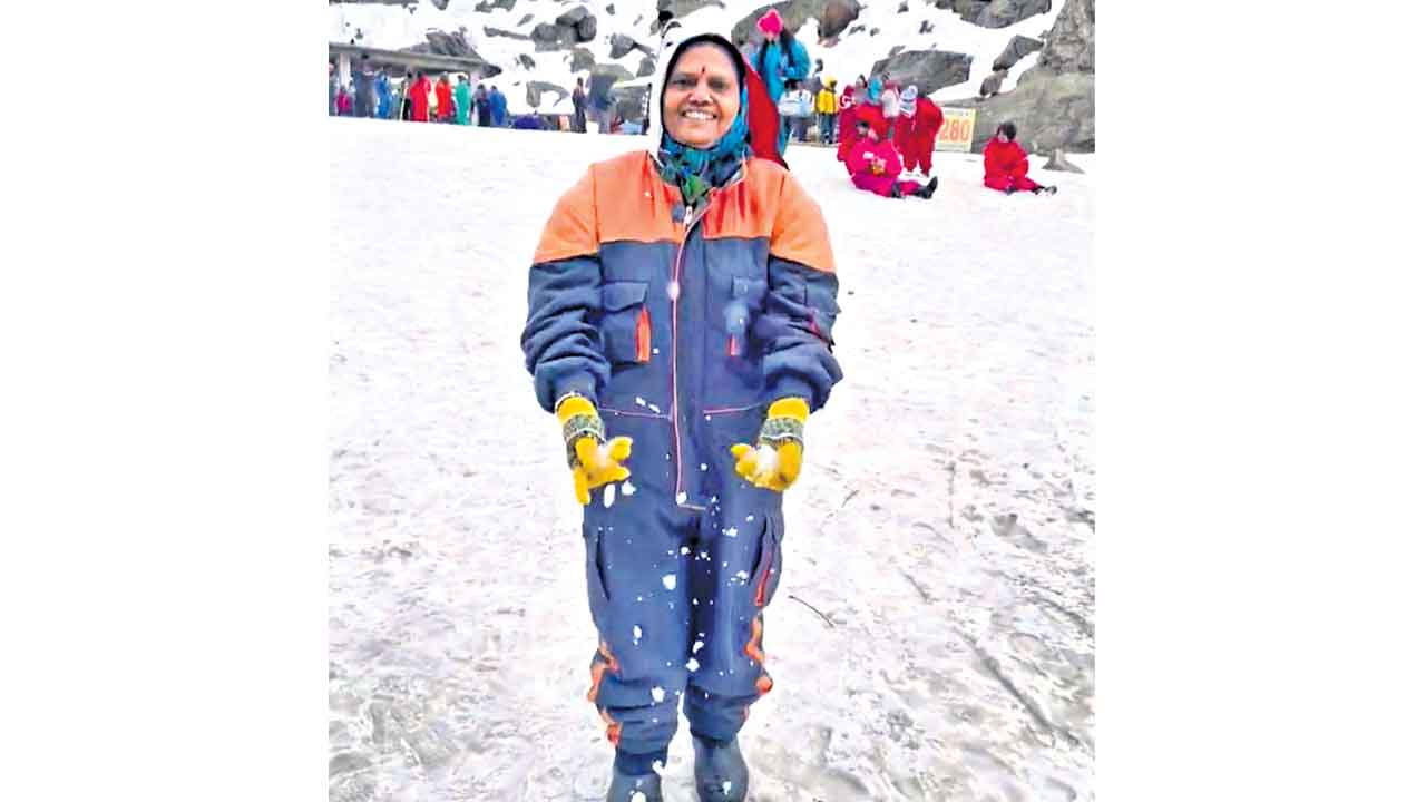 Neel Mukthi | అమ్మకూ సెలవు.. బాధ్యతలను పక్కనపెట్టి మంచుతో ఆడుకుంటూ..