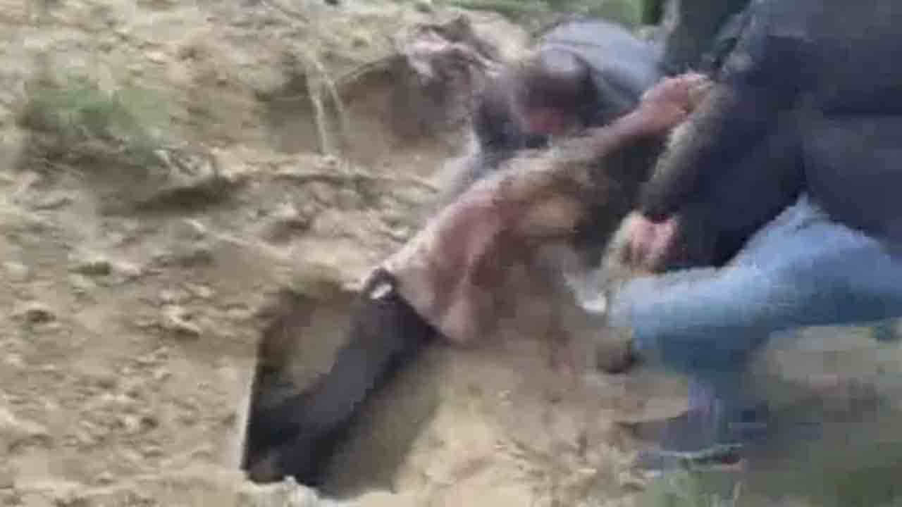old man buried alive | వృద్ధుడ్ని సజీవంగా పాతిపెట్టిన యువకుడు.. రక్షించిన పోలీసులు