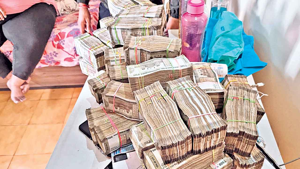 లీకులతో కనికట్టు..