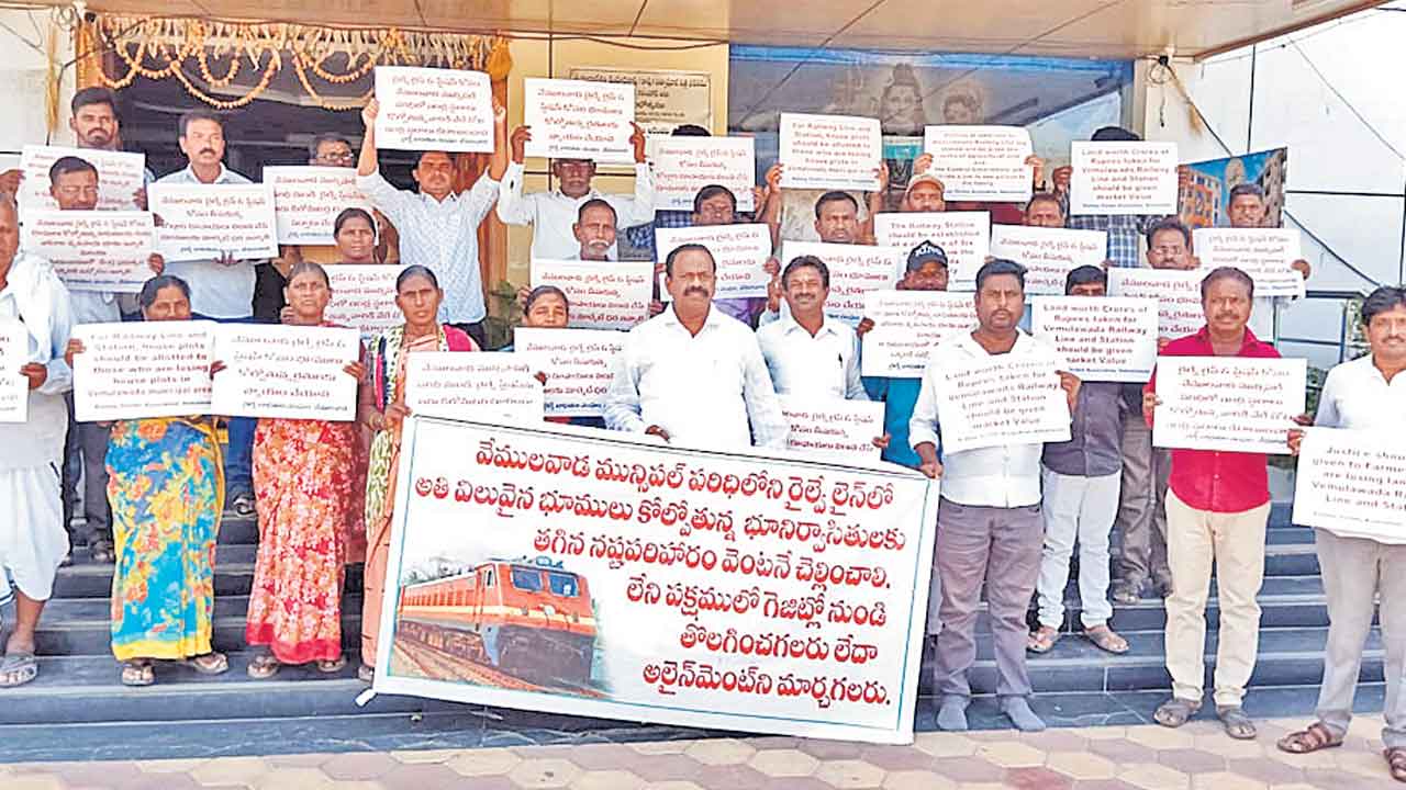 భూ నిర్వాసితులకు ప్రభుత్వ ఉద్యోగం ఇవ్వాలి