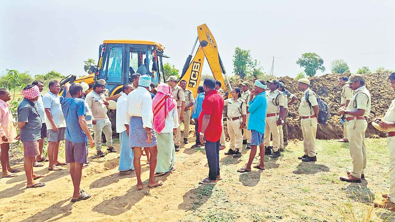 అటవీ అధికారులను అడ్డుకున్న పోడు రైతులు