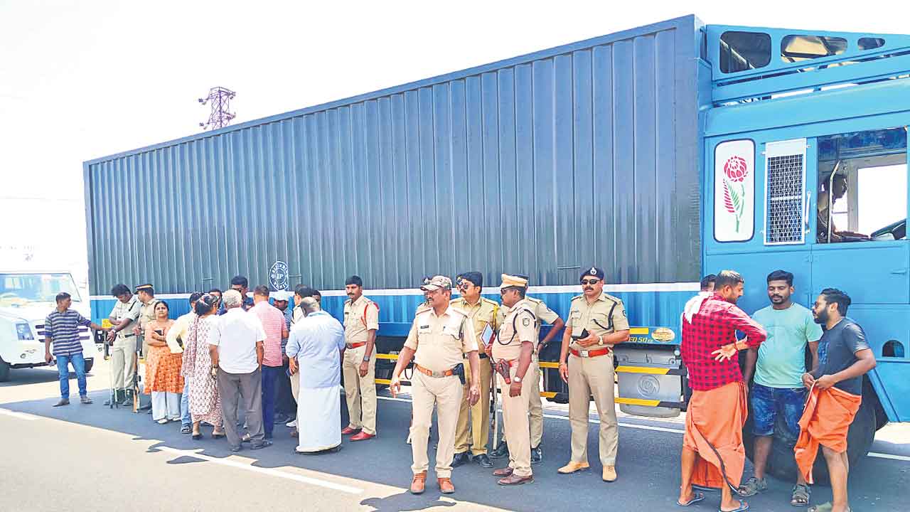 నాలుగు లారీల్లో 2 వేల కోట్ల నగదు