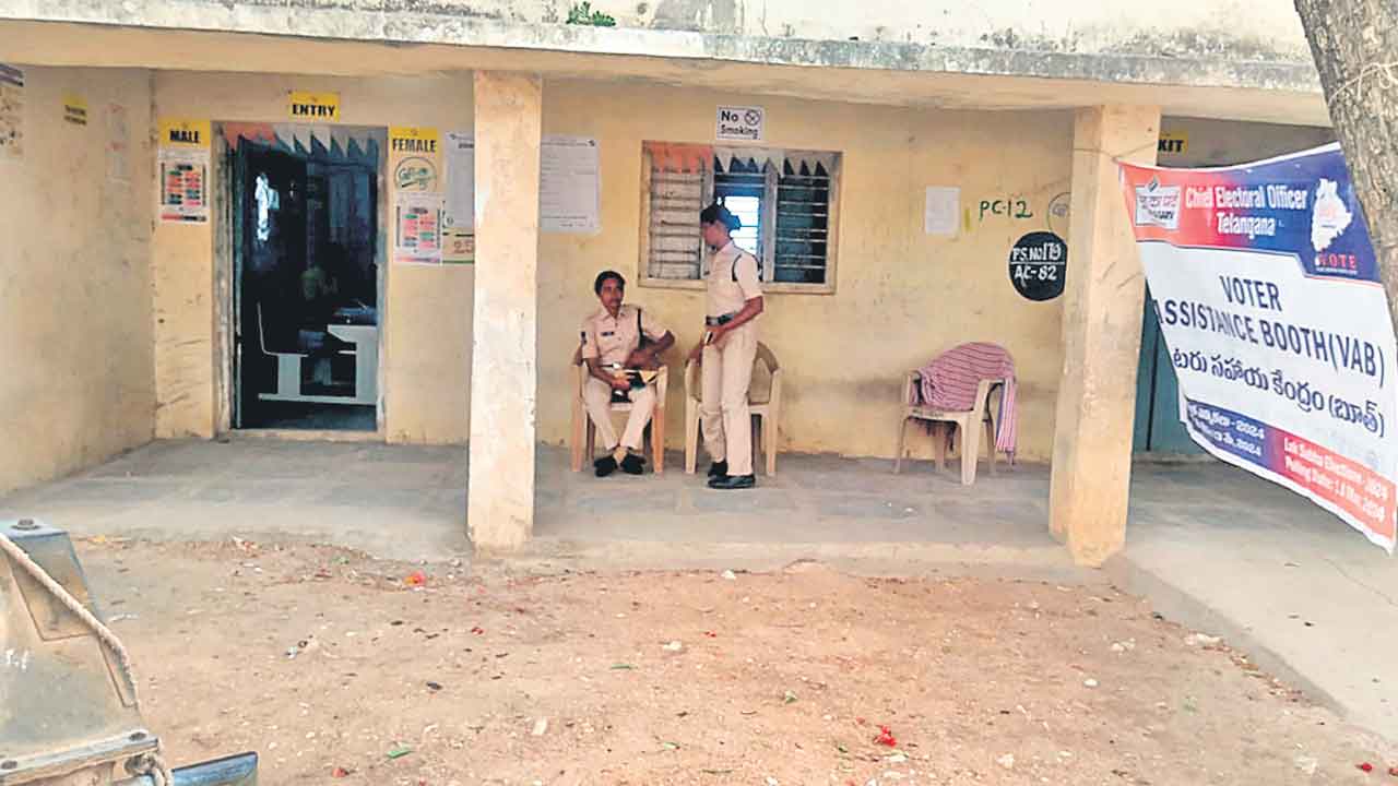 పలు గ్రామాల్లో పోలింగ్‌ బహిష్కరణ