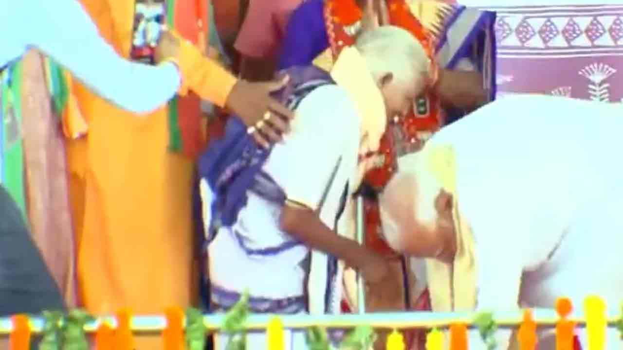 PM Modi: ప‌ద్మ‌శ్రీ పూర్ణ‌మాసి పాద‌స్ప‌ర్శ చేసిన‌ మోదీ.. వీడియో