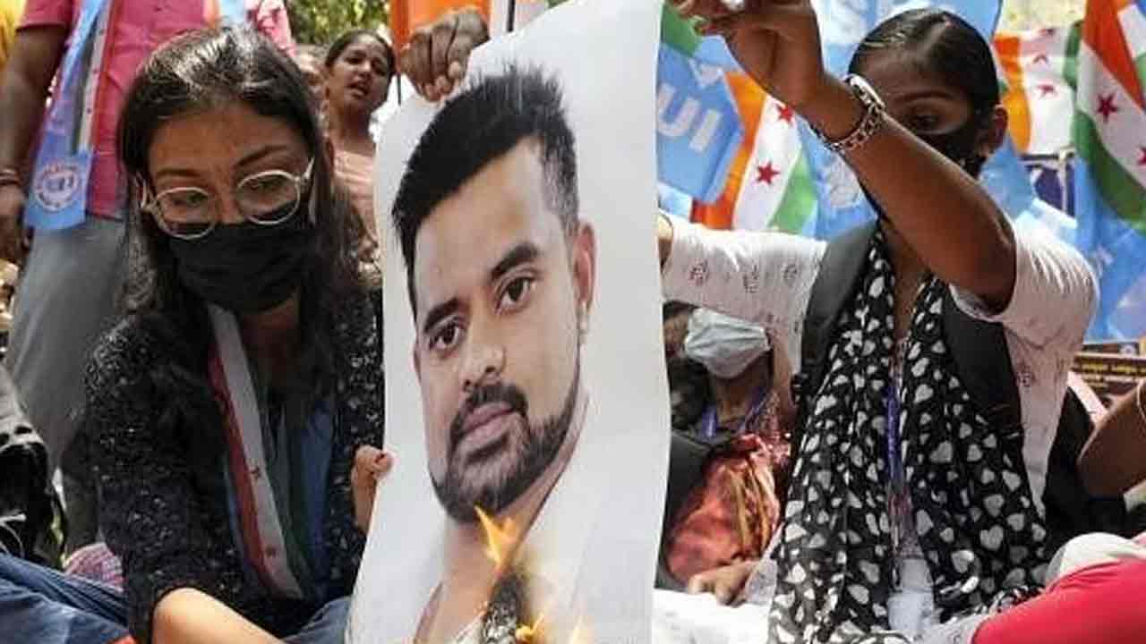 Prajwal Revanna: ప్ర‌జ్వ‌ల్ కోసం రెండో లుకౌట్ నోటీసు.. రేవ‌ణ్ణ ఇంటికి విచార‌ణ బృందం