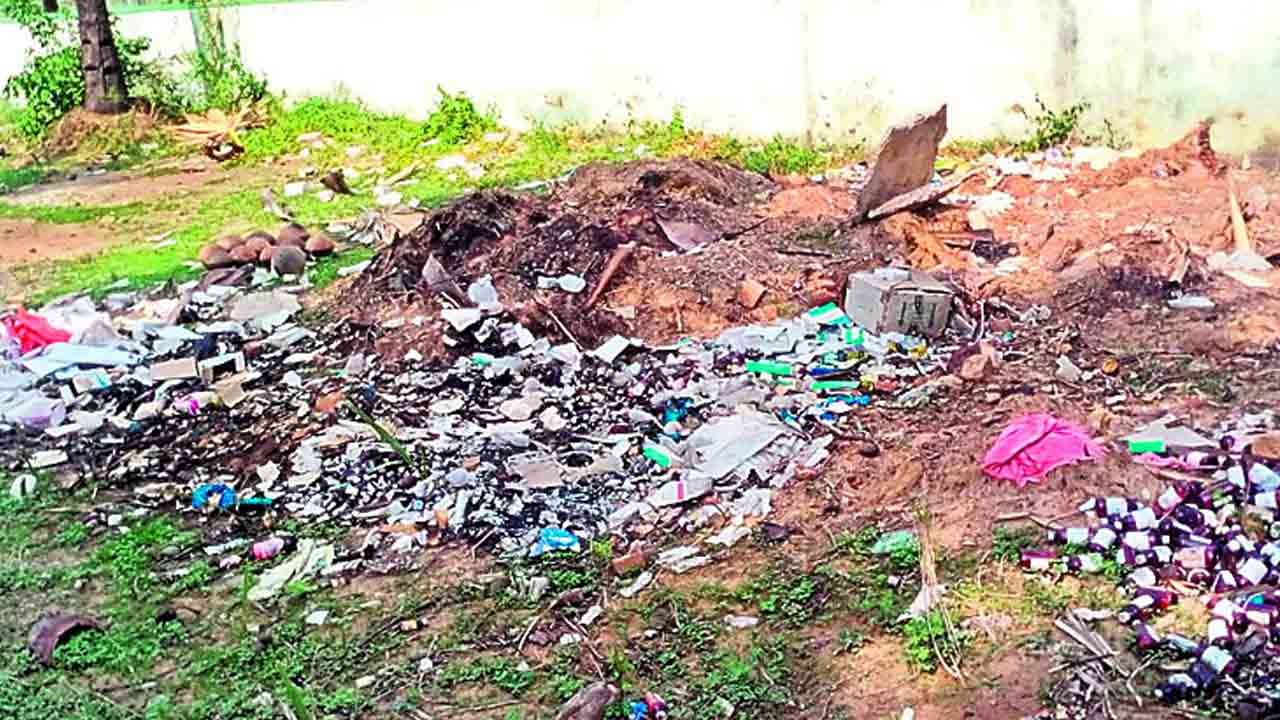 చెత్తకుప్పలో ఔషధాలు