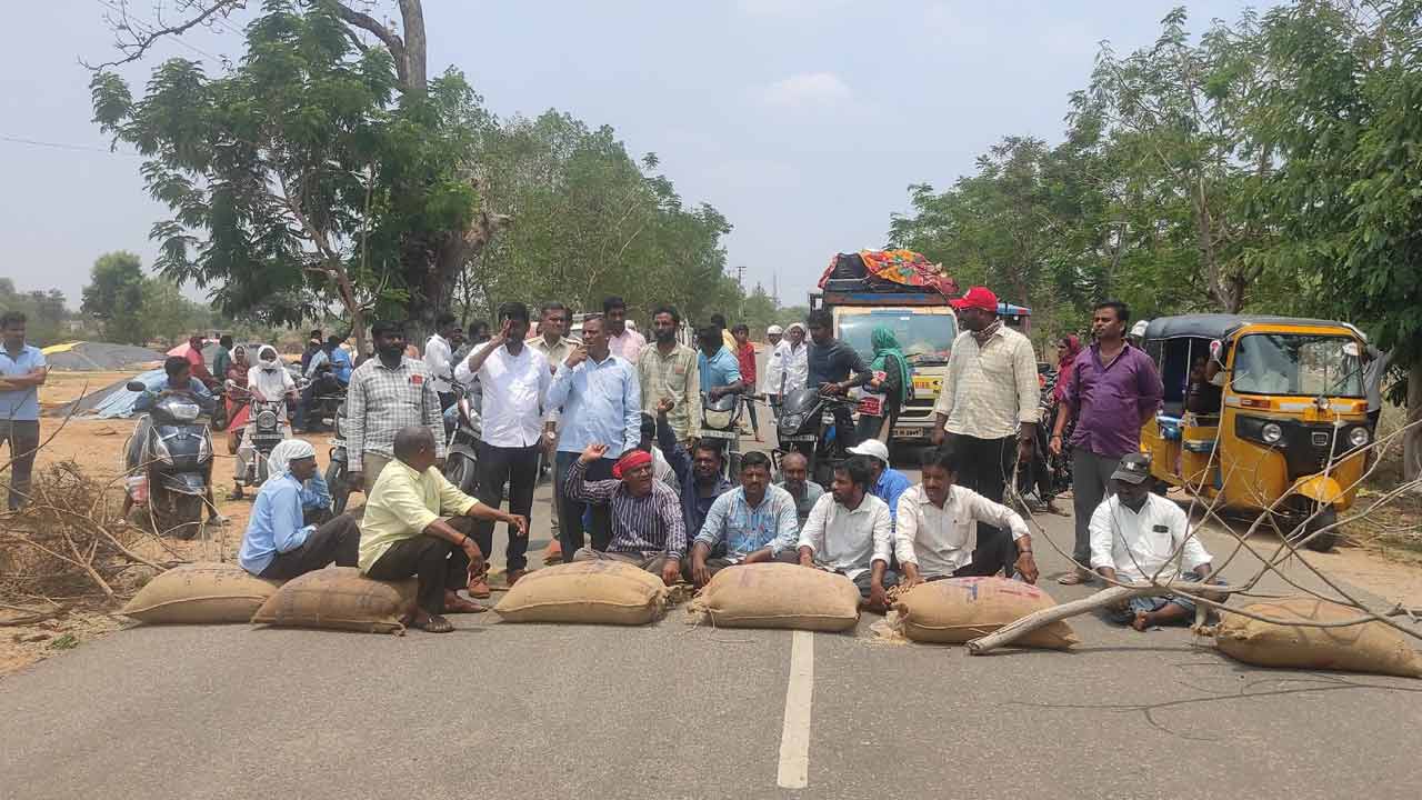 Medak | ధాన్యం మొలకెత్తినా తూకం వేయరా?.. లారీల కొరతతో పేరుకుపోతున్న బస్తాలు