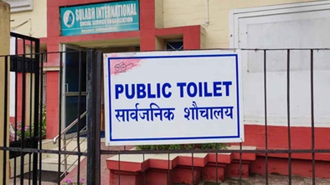 సులభ్‌ కాంప్లెక్స్‌ కూల్చివేసిన కాంగ్రెస్‌ నేతలు