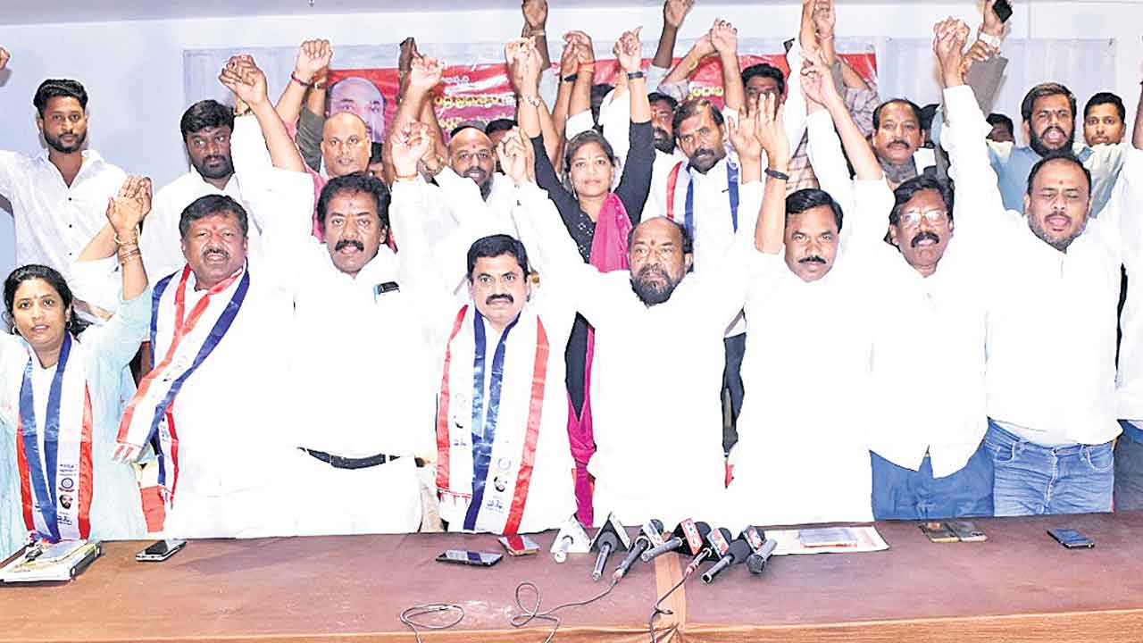 రిజర్వేషన్లు పెంచాకే స్థానిక ఎన్నికలు నిర్వహించాలి