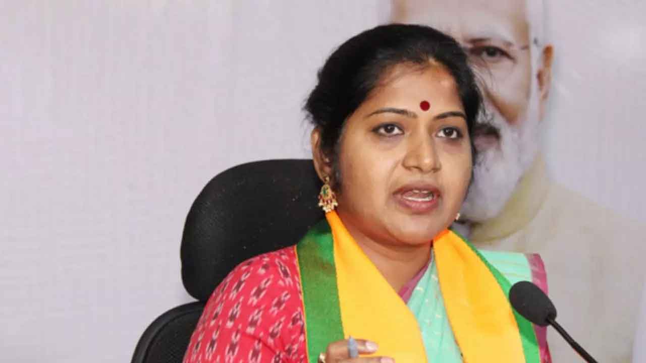 మంత్రి పొన్నం పెద్ద అవినీతిపరుడు: రాణి రుద్రమ