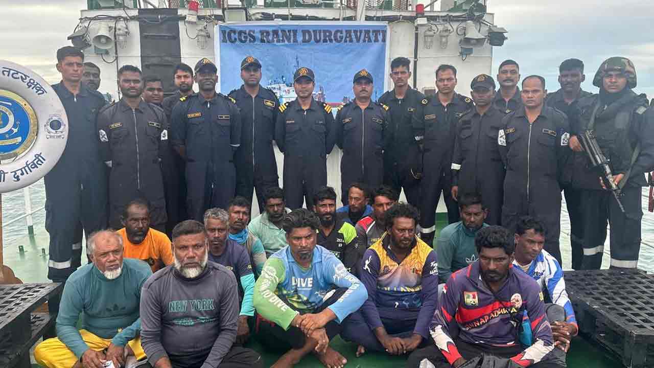 Indian Navy: 14 మంది శ్రీలంక జాల‌ర్ల‌ను అరెస్టు చేసిన భార‌తీయ నేవీ