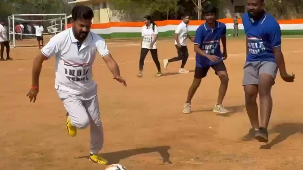 Revanth Reddy | ఫుట్‌బాల్‌ ఆడిన రేవంత్‌ రెడ్డి.. INDIA టీషర్ట్‌ ఎలా ధరిస్తారని ప్రశ్నించిన క్రిశాంక్‌