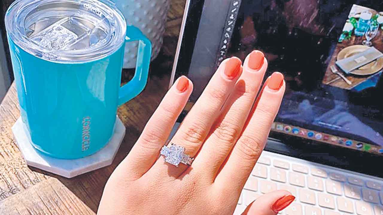 Elections | ఓటేస్తే ల్యాప్‌టాప్‌లు, డైమండ్‌ ఉంగరాలు..!