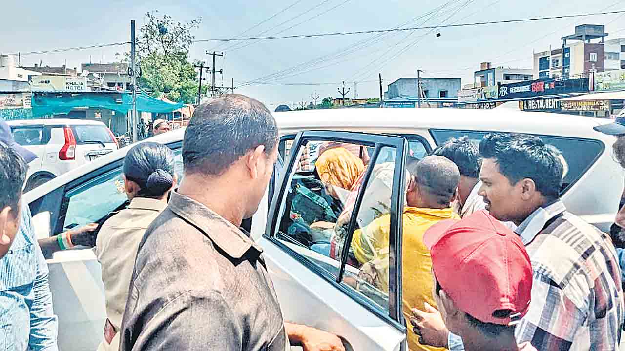 కారు ఢీకొని మహిళకు తీవ్రగాయాలు