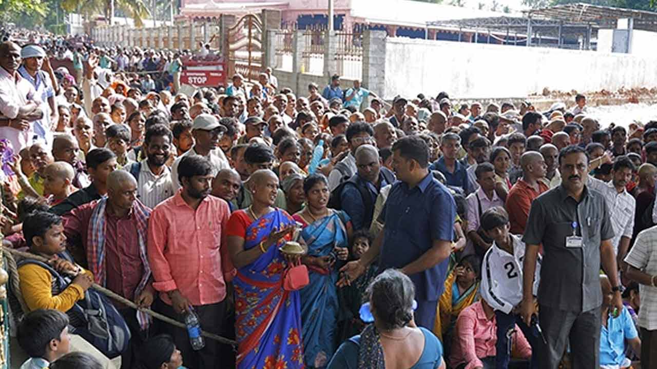 తిరుమలలో కొనసాగుతున్న భక్తుల రద్దీ